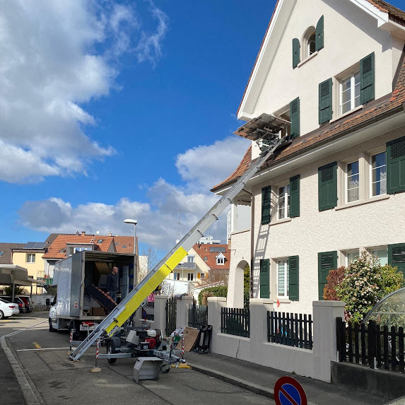 Möbellift von TSR an einem Wohnhaus in Basel