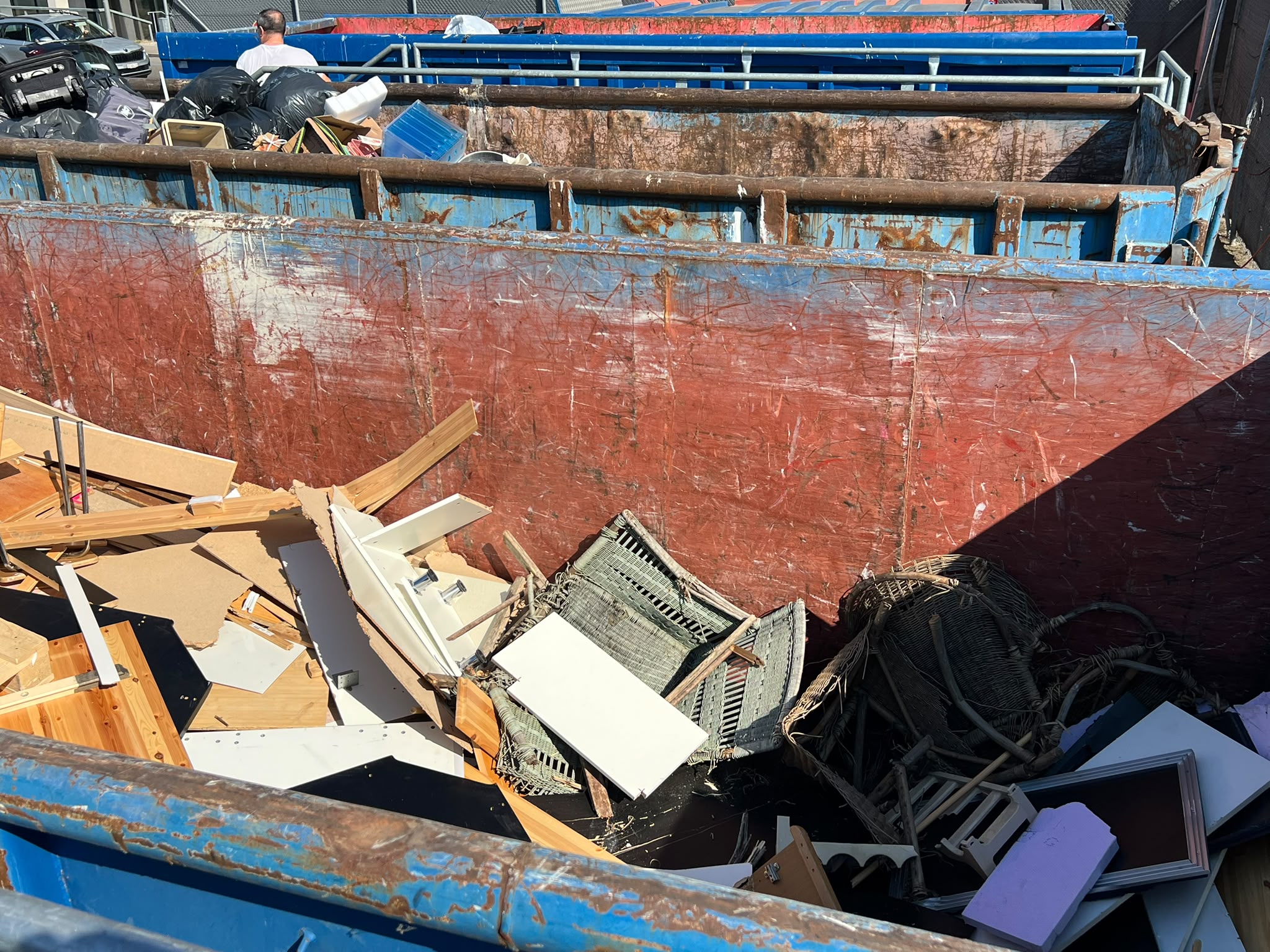 Sperrgut und Möbelteile in einem Entsorgungscontainer
