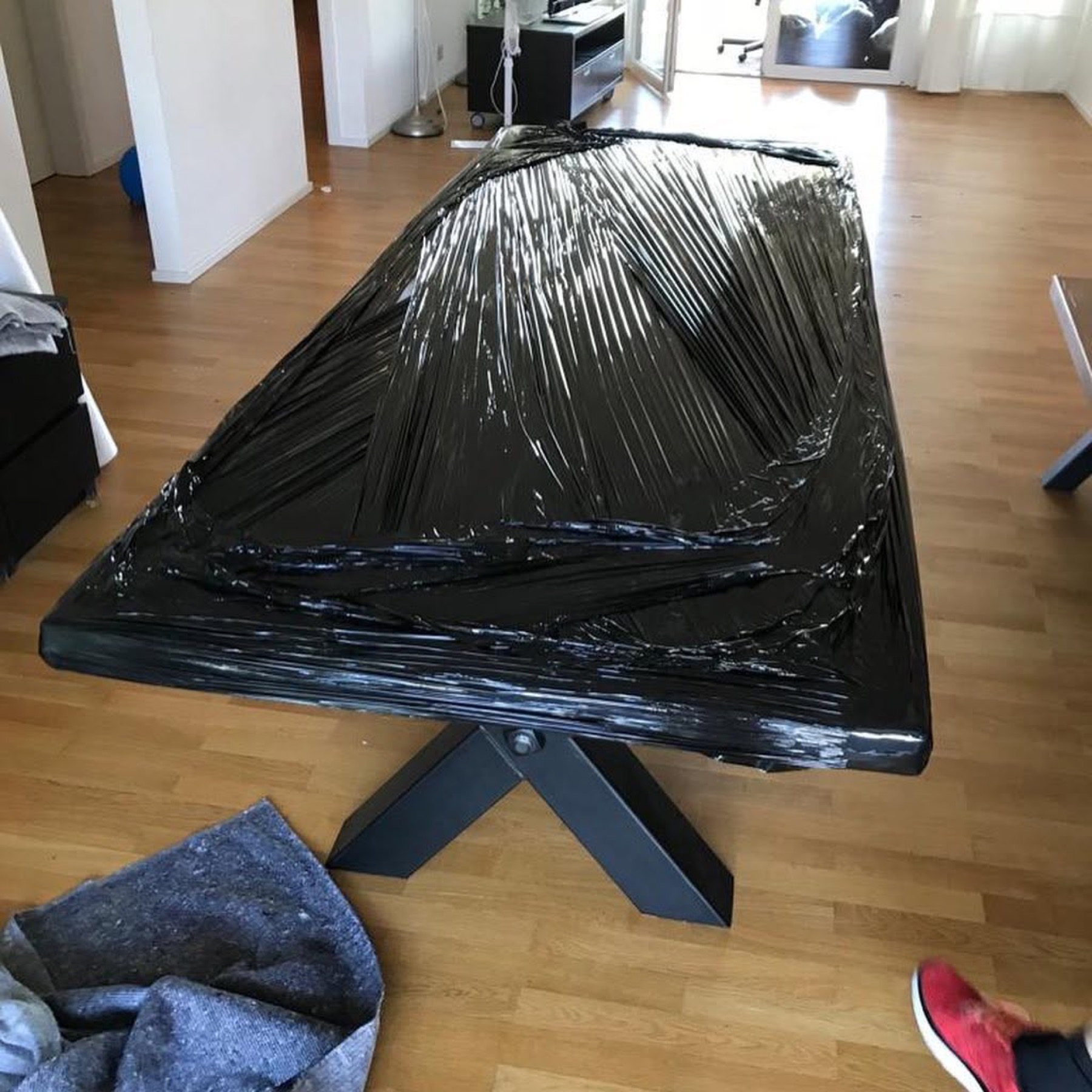 Sorgfältig geschützter Tisch für einen Kleintransport